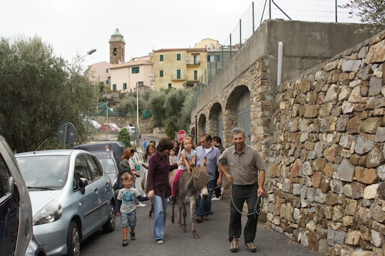 Costarainera castagnata 2014 Costarainera a passeggio a dorso d'asino